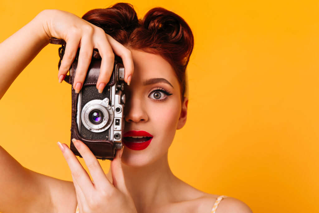 Retrato mujer pinup asombrada camara fotografo encantador labios rojos tomando fotografias